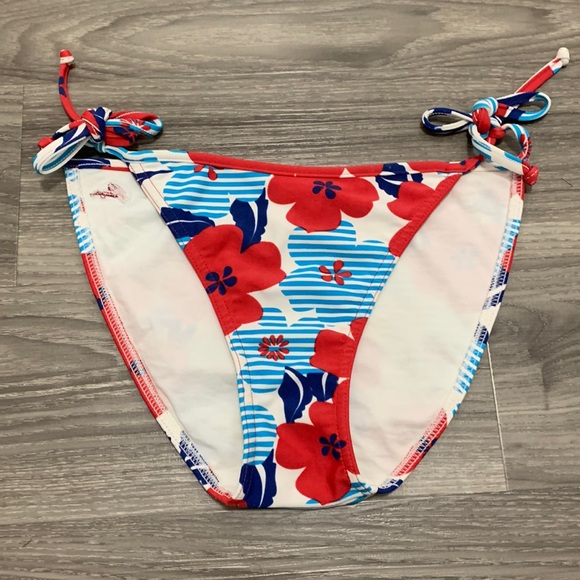 Vintage bikini bottoms flowers 🌺 top is Victoria’s secret - Picture 2 of 6